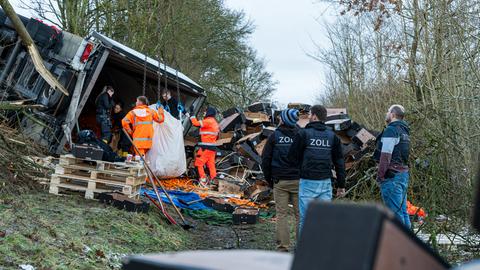 Der verunglückte Lastwagen auf der A3 bei Idstein und Zoll-Mitarbeiter