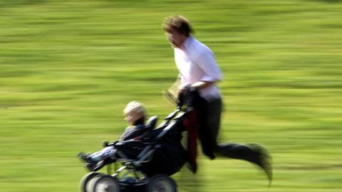 Mann mit Kinderwagen