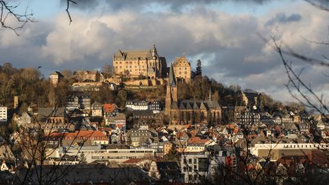 Das Marburger Schloss ist im Sonnenlicht zu sehen. 