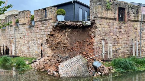 Eingestürzte Mauer an Bad Vilbeler Wasserburg