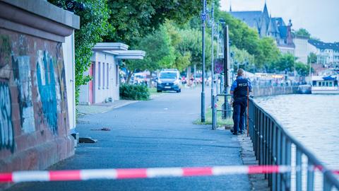 Abgesperrter Mainabschnitt nach Messerangriff in Frankfurt