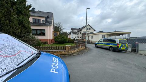 Polizeiautos an Straße in Hadamar mit Straßenkarte auf der Windschutzscheibe