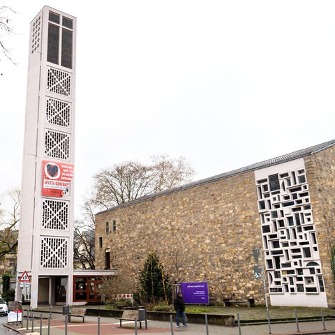 Außenansicht einer Kirche mit Glockenturm.