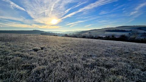 Blick auf Felder mit Raureif überzogen