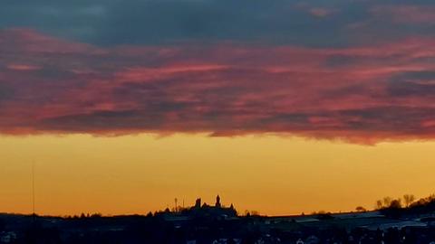 Blau-rot-gelber Himmel über dem Schloß Braunfels, das als Silhouette zu sehen ist