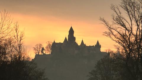 Die Burg Braunfels im Sonnenaufgang.