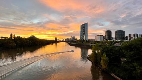 "Tolle Abendstimmung über Frankfurt - Blick Richtung Stadt von der Osthafenbrücke aus", schreibt uns hessenschau.de-Nutzer Janka aus Frankfurt zu seinem Foto.