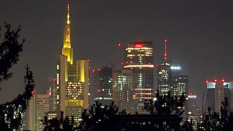 Frankfurter Skyline bei Nacht mit leuchtendem Herz am Commerzbank-Tower