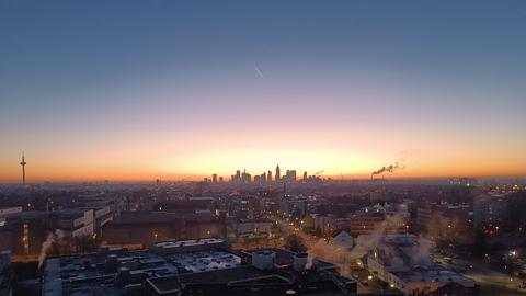 Sonnenaufgang mit Blick auf die Frankfurter Skyline 