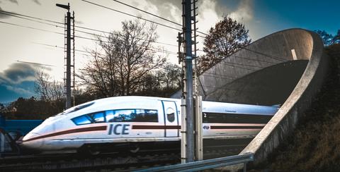 ICE fährt aus einem Tunnel, der Tunnel ist scharf, der ICE verwischt