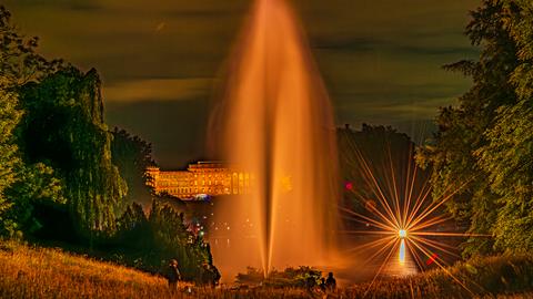 Beleuchtete Wasserspiele im Bergpark Wilhelmshöhe in Kassel