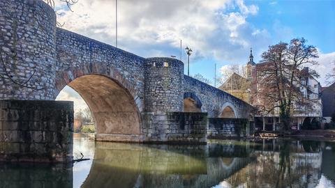 Brücke spiegelt sich im Wasser der Lahn in Wetzlar