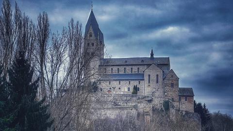 Alte Kirche thront auf Hügel