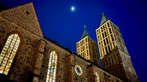 Die beleuchtete Martinskirche in Kassel bei Nacht hat hessenschau.de-Nutzer Marvin Stawinoga für uns fotografiert.