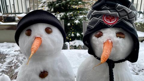 Schneemänner mit Eintracht-Mütze