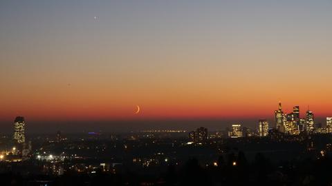 Frankfurter Skyline mit Mond kurz nach Sonnenuntergang