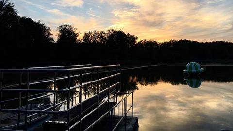 Die Stille am Abend - im Waldschwimmbad in Lich. Das Foto schickte uns hessenschau.de-Nutzer Thorsten Noll. Haben Sie auch ein außergewöhnliches Bild aus Hessen? Dann schicken Sie uns Ihr Foto an foto@hessenschau.de. 