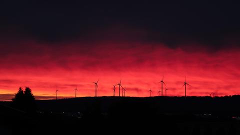 Windräder im Sonnenaufgang