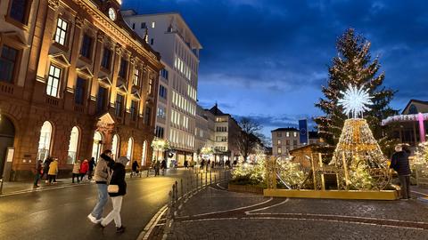 "Die Weihnachtsstadt am Kurhaus von Bad Homburg erleuchtet zur blauen Stunde." Das Foto hat uns hessenschau.de-Nutzer Jan Karges geschickt.