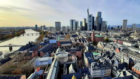 "Für diesen Blick auf Frankfurt von oben hat sich der Aufstieg auf dem Dom-Turm auf jeden Fall gelohnt." Das Foto hat uns hessenschau.de-Nutzerin Judith Lucas aus Karben geschickt.