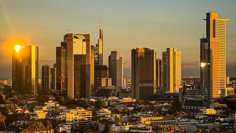 In Frankfurt erleuchtet die untergehende Sonne die Skyline. Den Moment hat hessenschau.de-Nutzer Christoph Molderings mit seiner Kamera festgehalten.