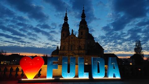 Die Abenddämmerung mit dem Dom in Fulda hat hessenschau.de-Nutzer Markus Becker aus Birstein fotografiert.