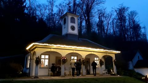 "Weihnachtliche Stimmung beim Wachhäuschen des Staatsparks Fürstenlager." Das Foto hat uns hessenschau.de-Nutzerin Waltrudis Silomon-Pflug aus Bensheim geschickt.