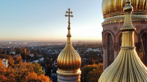 Das herbstliche Foto von den goldenen Kuppeln der Russisch-Orthodoxen Kapelle auf dem Wiesbadener Neroberg hat uns hessenschau.de-Nutzer Robert geschickt.