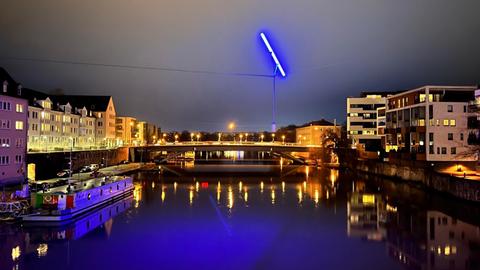 "Kassel am Abend - mit der Lichtskulptur Blue Dancer von der Walter-Lübcke-Brücke aus." Das Foto hat uns hessenschau.de-Nutzerin Diana Dippel aus Gudensberg geschickt.