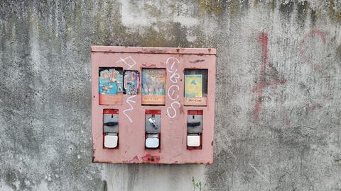 "Nostalgie pur - in Frankfurt Sossenheim", schreibt uns hessenschau.de-Nutzer Fouta zu seinem Foto vom alten "Kaugummi"-Automaten.