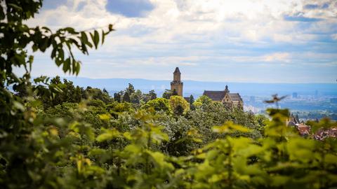 "Ein wundervoller und idyllischer Anblick auf die Burg Kronberg im Taunus." Das Foto hat uns hessenschau.de-Nutzer Jan Karges aus Rosbach geschickt.