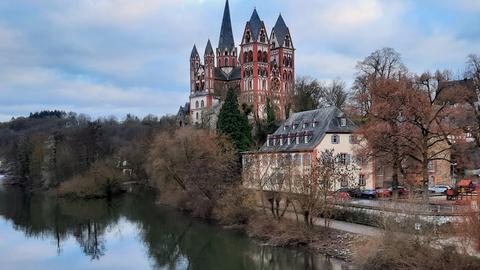 "Sonne und Wolken über Limburg an der Lahn." Den Moment hat hessenschau.de-Nutzerin Hadwiga Machar aus Heidenrod mit ihrer Kamera eingefangen.