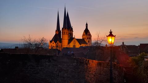 "Sonnenuntergang im Flair der Marienkirche in Gelnhausen." Das Foto hat uns hessenschaui.de-Nutzer Günther Appich geschickt.