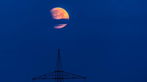 "Das Warten hat sich gelohnt. Eine große Wolkenlücke gibt die Sicht auf den angeknabberten Mond frei." Dies schreibt uns hessenschau.de-Nutzer Heinz D. Fleck zu seinem Foto von der partiellen Mondfinsternis.