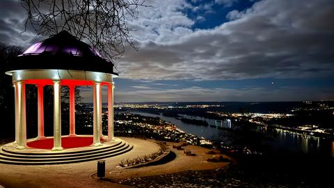 "Abendlicher Spaziergang am Niederwald-Tempel bei Rüdesheim - mit Sicht auf Bingen." Das Foto hat uns hessenschau.de-Nutzerin Christiane Hermansky geschickt.