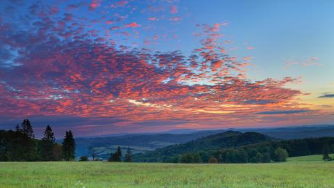 "Die Natur hat immer wieder die schönsten Motive anzubieten - wie hier kurz vor Sonnenaufgang im Knüllgebirge mit Blick in die Rhön", schreibt uns hessenschau.de-Nutzer Frank Giess aus Grebenau zu seinem Foto.