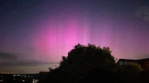 Polarlichtaufnahme in Calden Fürstenwald. Den Moment hat hessenschau.de-Nutzerin Claudia Schnellhardt mit ihrer Kamera festgehalten.