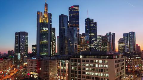 Frankfurter Skyline zur blauen Stunde. Das Foto hat uns hessenschau.de-Nutzer Siegfried Lutsch aus Lahnau geschickt.