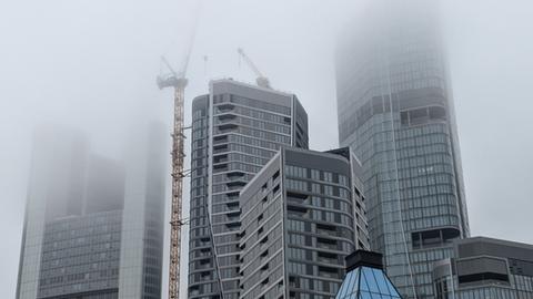 "Hoch hinaus im Nebel." Das Foto von der Frankfurter Skyline hat uns hessenschau.de-Nutzer Alexander Hoos geschickt.