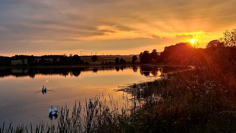 Den Sonnenuntergang am Ober-Mooser See bei Freiensteinau hat uns hessenschau.de-Nutzer Ursula Kernbach aus Lauterbach geschickt.