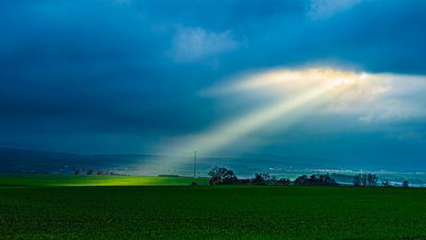 "Ein paar Sonnenstrahlen schaffen es am Nachmittag durch die dicke Wolkendecke in Nordhessen." Den Moment hat hessenschau.de-Nutzer Heinz-D. Fleck mit seiner Kamera festgehalten.