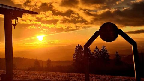 Abendhimmel über dem Hoherodskopf. Das Foto hat uns hessenschau.de-Nutzerin Ursula Kernbach aus Lauterbach geschickt.