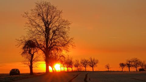 "Sonnenaufgang zwischen Weidenhausen und Abterode." Das Foto hat uns hessenschau.de-Nutzer Peter Kerst aus Waldkappel geschickt.