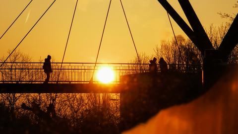 "Sonnenaufgang heute Morgen über der Alfred-Herrhausen-Brücke in Bad Homburg", schreibt uns hessenschau.de-Nutzerin Renate Müller aus Frankfurt zu ihrem Foto.