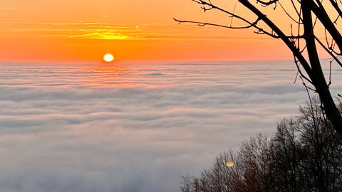 "Die Sonne geht auf und im Tal liegt der Nebel. Blick vom Hohen Meißner in Richtung Eschwege." Das Foto hat uns hessenschau.de-Nutzerin Silke aus Laudenbach geschickt.