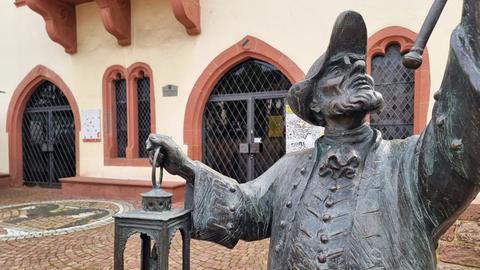 Der Nachtwächter auf dem Obermarkt vor dem Rathaus in der Barbarossastadt Gelnhausen. Das Foto hat uns hessenschau.de-Nutzer Günther Appich geschickt.