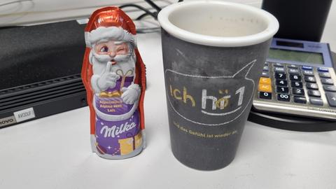 "Ich kann bei dem Nikolaus mithalten, erhöhe aber um eine meiner beiden hr1-Tassen", schreibt uns hessenschau.de-Nutzer Stefan Uhrig aus Erbach zu seinem Foto.