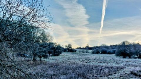 "Heute Morgen - Hessen mit etwas Frost, Sonne und einem einzigartigen Wolkenspiel." Das Foto hat uns hessenschau.de-Nutzerin Ursula Weber aus Haiger-Langenaubach geschickt.