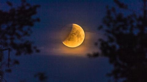 Mond teilweise bedeckt