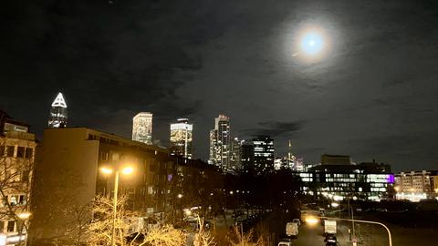 Vollmond vor Frankfurter Skyline